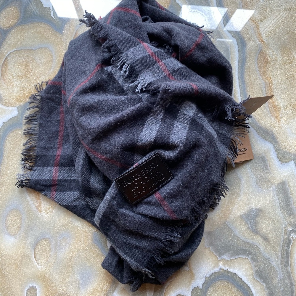 NWT Burberry Cashmere Scarf w/Fringe